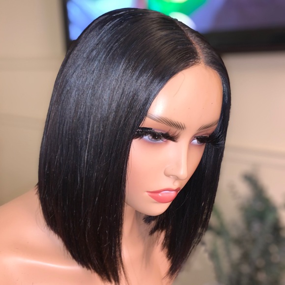 Signature bob wigs 10”long very classic and simple. Middle part lace - Picture 4 of 9